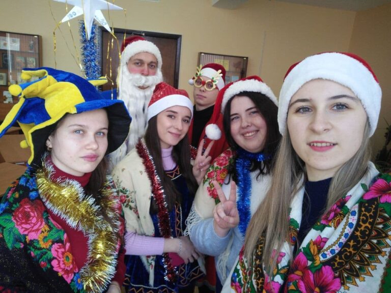 Другокурсники заспівали коляду в університеті