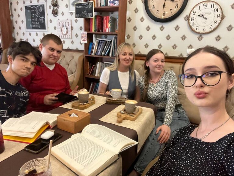Кураторська година в «Кавʼярні-книгарні»